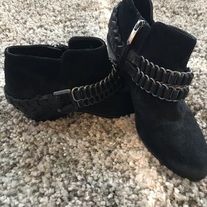 Black booties with chains!